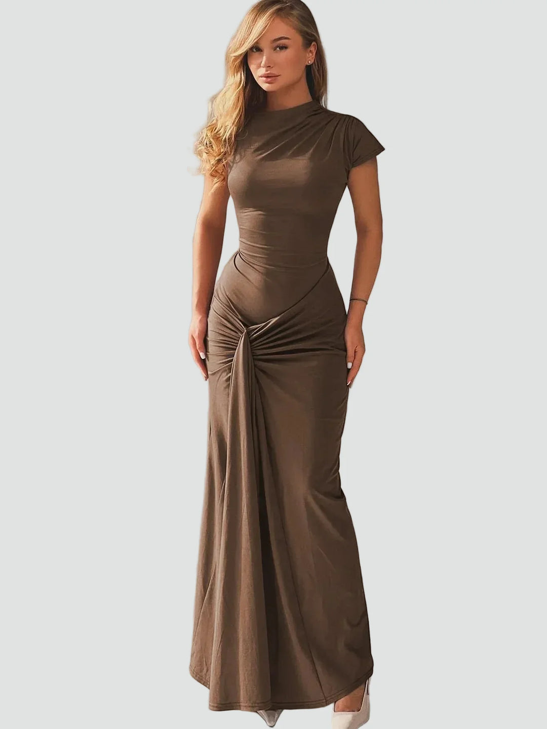 Vestido de Cóctel Maxi Ajustado con Pliegues en Marrón