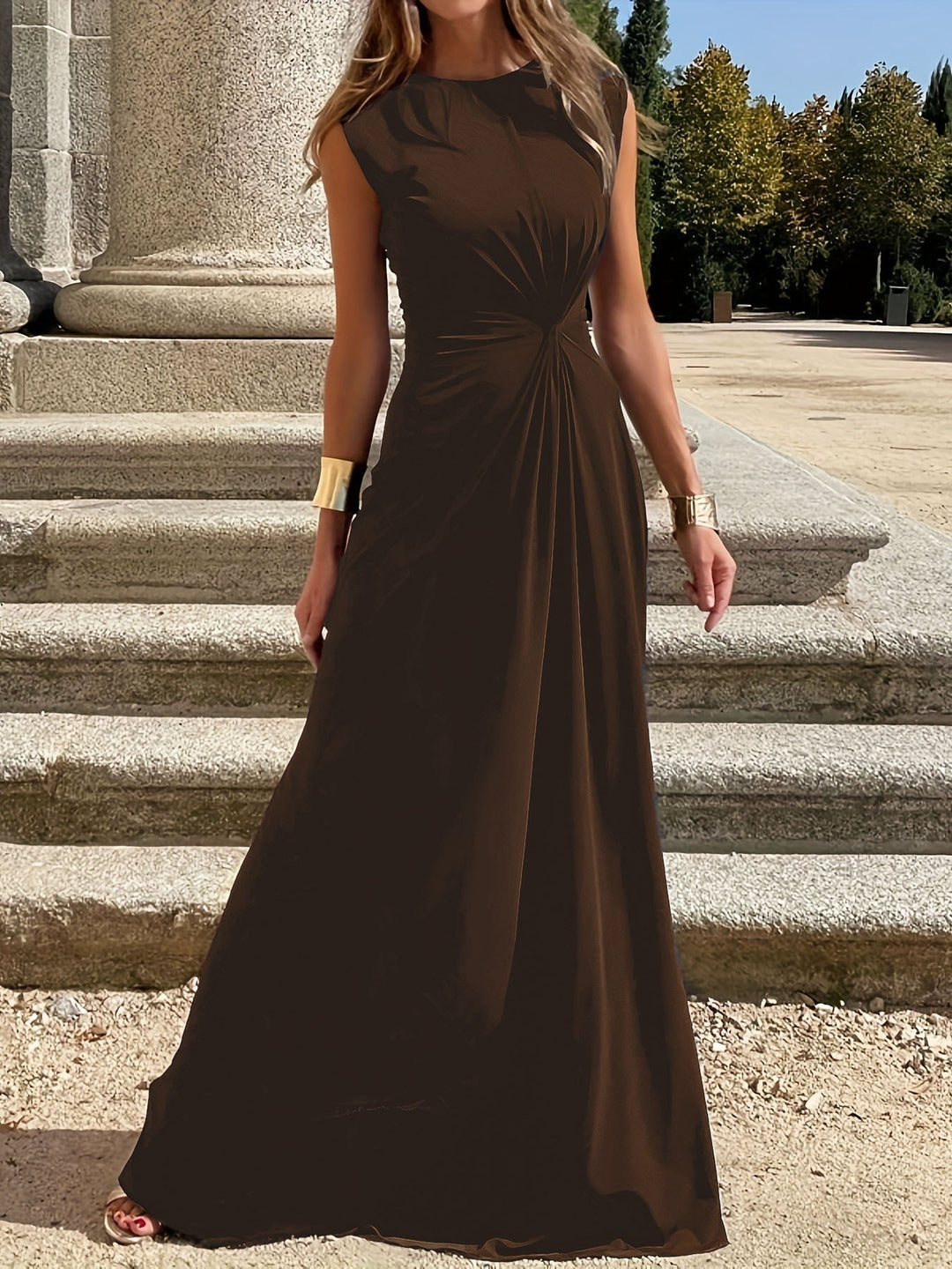 Vestido elegante de mujer para invitada de boda en Marrón