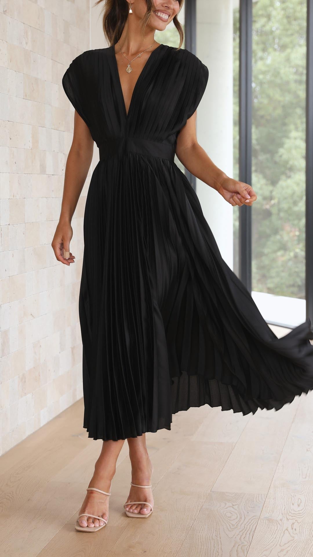 Women's Pleated V Neck Midi en Negro